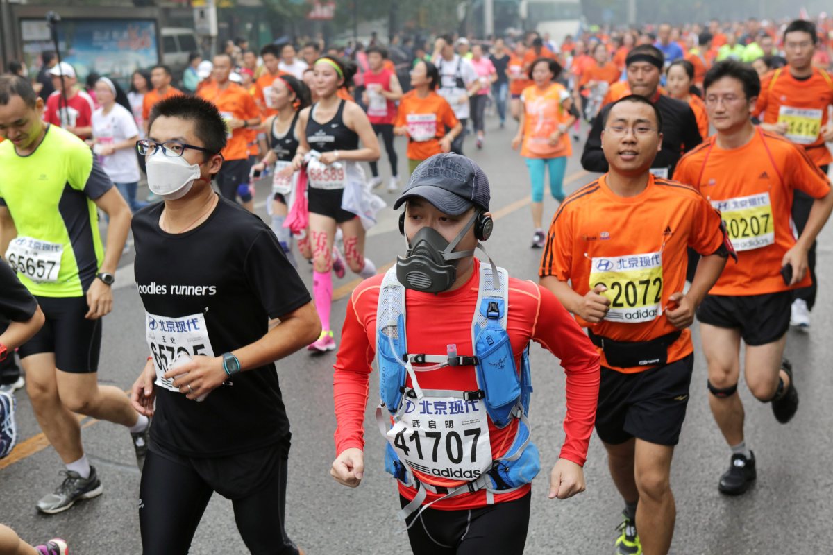 Maraton w oparach smogu. W Pekinie biegli w maskach - źródło TVN24 http://www.tvn24.pl/wiadomosci-ze-swiata,2/maraton-w-oparach-smogu-w-pekinie-biegli-w-maskach,479612.html